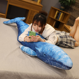 peluche baleine xxl dans un lit