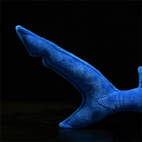 peluche requin bleu queue